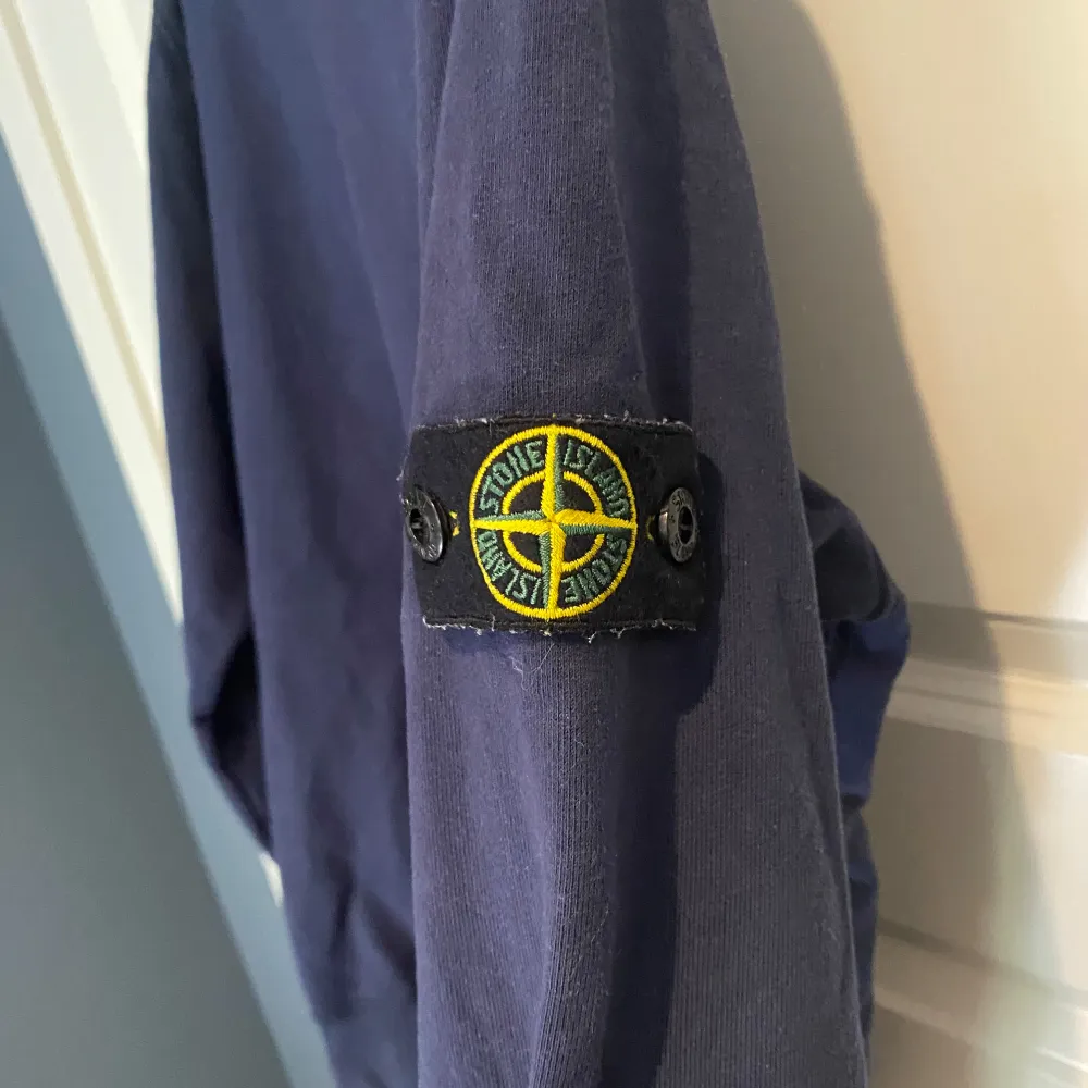 Säljer stone island sweatshirt pågrund av att den är för lite ,de är junior men passar S, har du några frågor elr funderingar är de bara o höra av dig .. Hoodies.