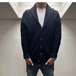 These Glory Days - Tja! Säljer denna tvär snygga cardigan för ett dunder pris på endast 249.Modellen är 180 och väger 70kg.  storlek M men passar även S. En rätt så stor defekt framgår vid bild (4) Hör av dig vid frågor eller funderingar!