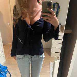 Design by si topp - Design by si topp i mörkblå. Knappt använd, därför inga desinfektioner. I storlek XS/S. Nypris 393. Pris kan diskuteras 💞