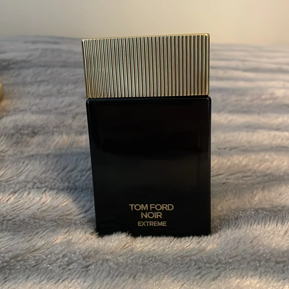 Tom Ford noir extreme. Sjukt god parfym, en av mina personliga favoriter. Perfekt till vinter, höst och början av våren när det fortfarande är lite kyligt. Säljer endast 10ml sampels. . Parfym.