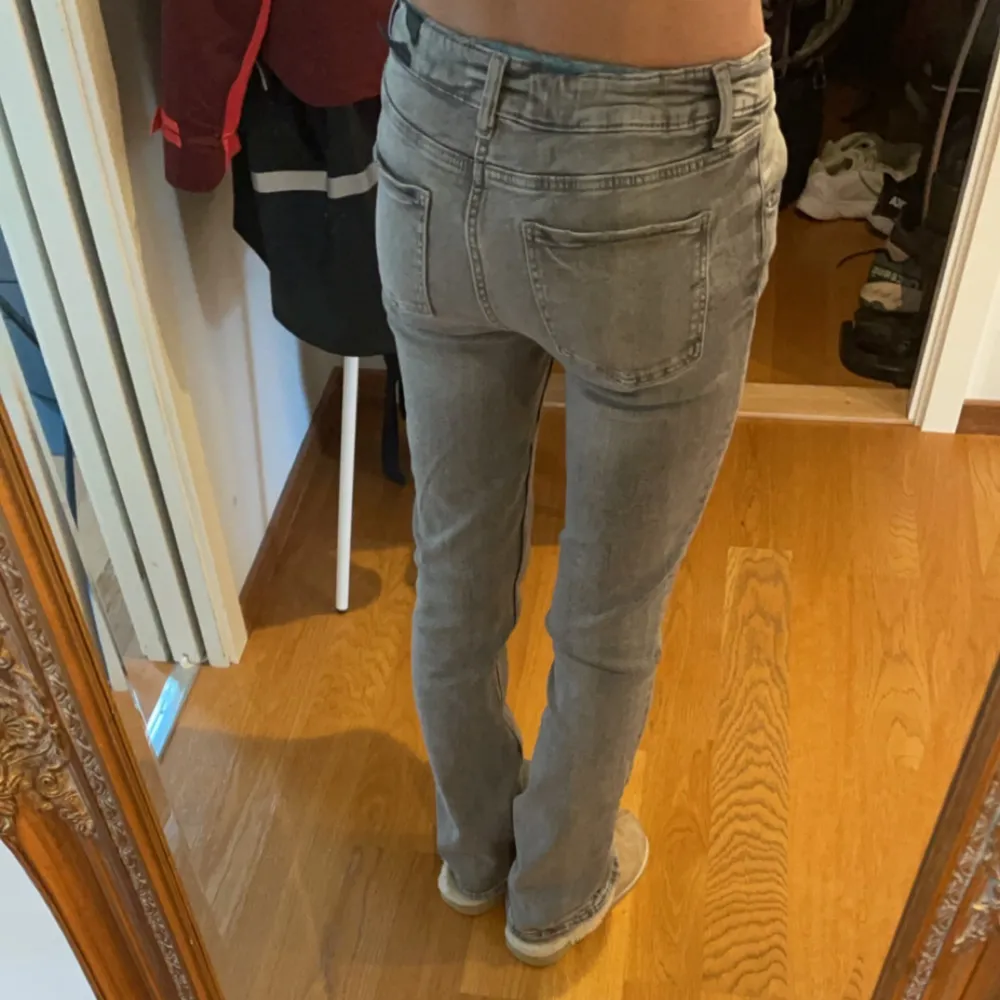 As snygga gråa jeans! Storlek 158 o passar mig som är 160-161cm❤️dem är lite slitna där nere (bild 4) men absolut inget man tänker på.  På sista bilden är lappen bortriven med men de tänker man inte heller på och de ser bara coolt ut❤️PRIS KAN DISKUTER. Jeans & Byxor.