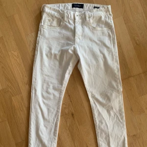 Scotch & Soda jeans vita - Fina vita jeans som använts ett fåtal gånger och är därför i bra skick. Slim fit