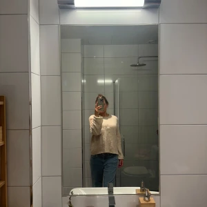 Stickad beige tröja från Sixty Days - Jättefin stickad beige tröja från Sixty Days. Nypris 599 kr men säljer den för 300 kr (den är helt ny)  Den passar mig som är storlek small och xs 