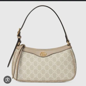 Gucci väska - Säljer min helt nya väska som jag inte vill använda då jag har fått en annan väska som jag har drömt om. Därför vill jag sälja denna. Äkta läder  