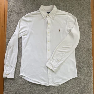 Ralph lauren skjorta - Riktigt snygg Ralph lauren skjorta som är i riktigt bra skick och har bara använts vid 2 tillfällen med inga fläckar eller täcken på användning, Skick 9,5/10, nypris ca 1600kr, Jag är ca 185cm och 68kg, Skriv vid minsta fråga eller fundering🔥