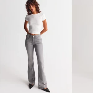 Gina Tricot low waist gråa jeans  - Knappt använda då de är lite stora för mig så dom är i väldigt gott skick! 