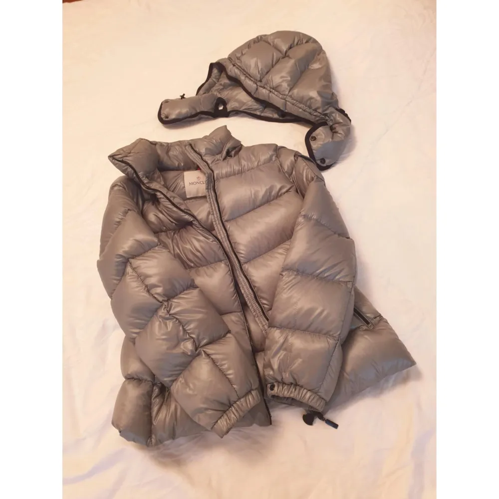 Säljer min moncler vinterjacka som är sjukt snygg och i sååå bra skick!💓Den är i ljusgrå/lite grön aktig färg och i ”Size 1”, vilket motsvarar S. Luvan går att ta av, finns 2 fickor i fram, 90% dun & 10% fjäder. Skriv privat för mer info & bilder🥰🥰❤️. Jackor.