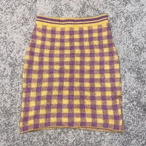 Stickad rutig kjol - Säljer denna fina stickade rutiga kjol från NA-KD.💕🌟