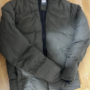 MCKINLEYBILLIE JR VINTERJACK - Jätte skön vinterjacka som värmer ganska bra säljer pågrund de inte kommer till användning 