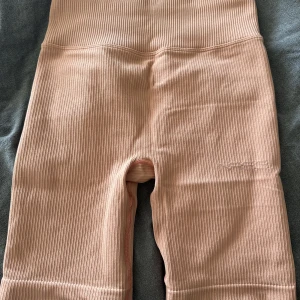 Träningsshorts - Träningsshorts som tyvärr blivit för små.