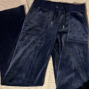 juicy couture byxor - jätte snygga juicy couture byxor i bra skick, hann tyvärr inte till användning och har blivit försmå❣️