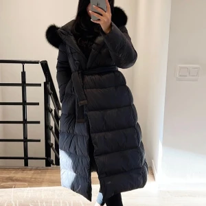 Jacka  - Säljer pga ingen användning,så den är i princip helt ny.Köpt för 3799 från Femina of Sweden.Svart jacka med svart päls.Den är varm och kan användas en hel vinter. Passar xs, S samt M då de finns ett band i midjan man kan knyta åt. Pris kan diskuteras