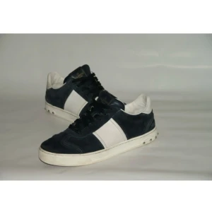 Valentino Garavani Flycrew Sneakers - Valentino Garavani Flycrew Sneakers | Mycket fint skick, saknar två nitar | Sitter som en 39-40 | Nypris: 8000kr | Medföljer: Original Dustbag | Spårbar frakt via Postnord / Instabox, köparen betalar frakten | Hör av dig vid frågor! 📩