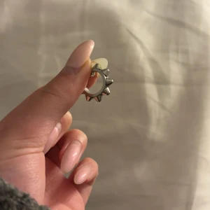 Edblad örhänge  - Säljer detta jätte fina Edblad örhänge i silver då jag tyvärr tappat bort det andra, hör gärna av dig vid frågor och funderingar 💕