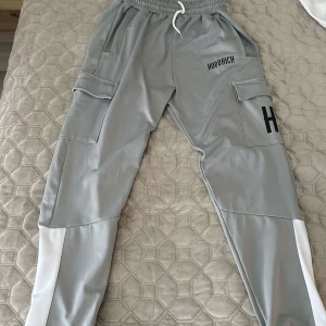 Hoodrich Byxor - Hej jag säljer min hoodrich byxa som jag inte använder mer, den är i väldigt bra skicka o knappast använd. Prissänkning endast vid snabbaffär. 