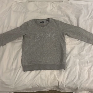 Gant långärmad tröja - En långärmad tröja ifrån Gant. Storlek Xs. Då den säljs då den har blivit för liten för mig, pris kan diskuteras✅