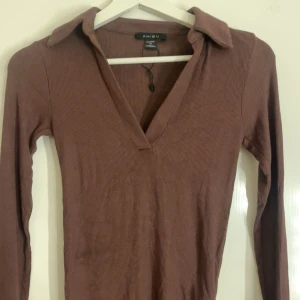 Lång ärmad  - Säljer denna super snygga lång ärmade bruna tröjan som är ass stretchig och skön 🤎