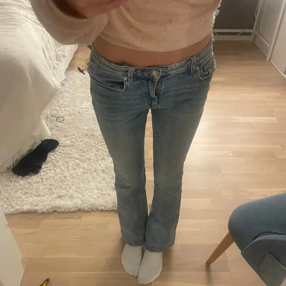 Superfina Low waist jeans. Sitter jättefint. Säljer då dom är för korta för mig,168cm. Har justerbara band i midjan. . Jeans & Byxor.