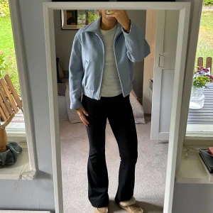 Ljusblå jacka otherstories  - Säljer min superfina blå jacka från otherstories strl 38. Härlig ljusblå/babyblå färg, superfint skick. Perfekt höstjacka, 60% ull i jackan. 450kr