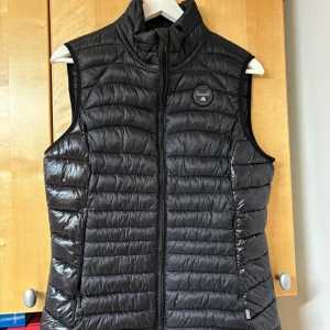 Napapijri väst  - Säljer min helt oanvända Napapijri väst i storlek M!