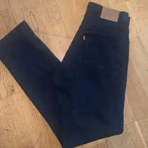 Svarta jeans från levis, knappt använda. För små för mig. Köpta för 1149:- Storlek W27 L30 Modellen heter 501 Crop svarta jeans