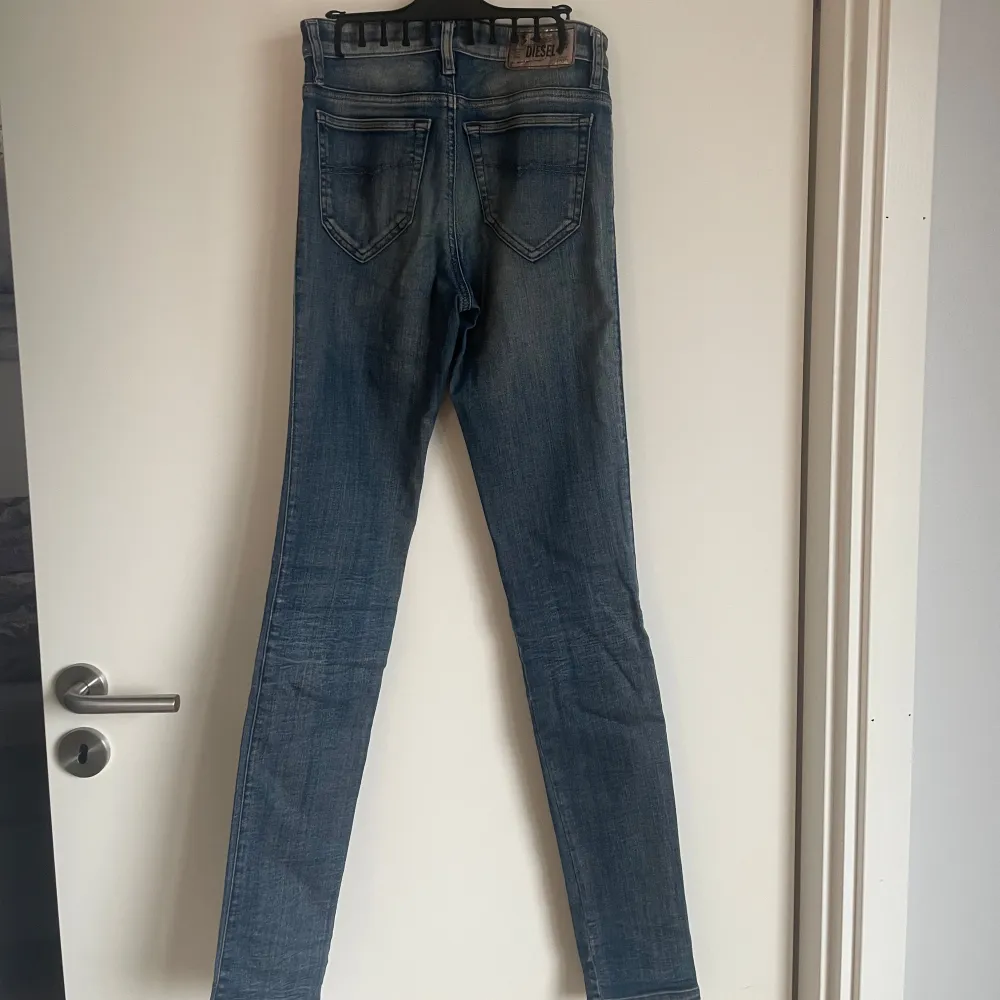 Snygga diesel jeans i jättefint skick!  Säljer då som blivit för små  Denimblå färg  Stretch  Super slim-skinbyxor W25 L32 . Jeans & Byxor.