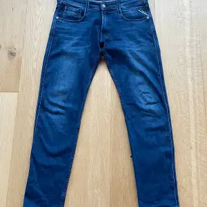 Säljer dessa mörkblåa jeans från Replay i modellen Anbass (strl W31 | L30). Endast använda någon enstaka gång så i mycket fint skick med andra ord! (Nypris 1299:-)