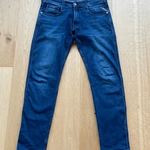 Mörkblå Replay Anbass - Säljer dessa mörkblåa jeans från Replay i modellen Anbass (strl W31 | L30). Endast använda någon enstaka gång så i mycket fint skick med andra ord! (Nypris 1299:-)