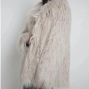 Grå pälsjacka - Säljer en supercool grå pälsjacka som är perfekt för att hålla sig varm och snygg under höst och vinter. Jackan har en loose passform och långa ärmar, vilket gör den både bekväm och trendig. Perfekt för en utekväll eller bara för att känna sig extra glamorös!   Ord pris 899kr