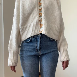 Vitt kofta med mönster - Bra för höst och vinter