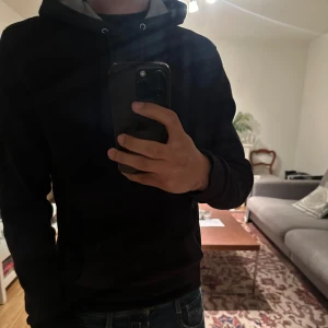 Boss hoddie - Tja, säljer nu denna boss hoddie eftersom den inte kommer till andvändning längre. Tröjan är i toppen skick utan några defekter. Nypris ligger runt :900kr mitt pris :399kr   Hör av er vid eventuella frågor!