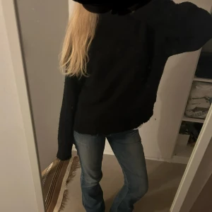 Svart stickad tröja - Mysig svart stickad tröja. Helt vanlig stickad tröja som jag ej får användning av då jag har flera. Lappen är bortklippt och kommer Inte riktigt ihåg vilket märke. Den är knappast knopprig