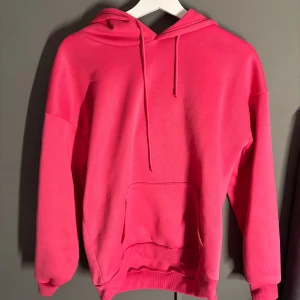 Rosa hoodie - Shein. Lite nopprig men inga problem annars. Storlek M