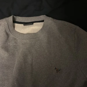 Paul Smith tröja - Fin grå Paul smith tröja som inte används mycket  Nypris 1400 kr 