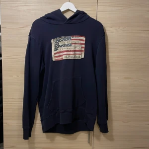 Ralph lauren hoodie  - En schysst hoodie ifrån polo Ralph lauren. Sparsamt använd och perfekt till vintern. Nypris 1600kr 