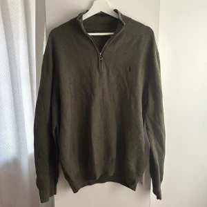 Halfzip Polo Ralph Lauren - Säljer en snygg olivgrön tröja från Polo Ralph Lauren i mycket bra (nästan oanvänt) skick. Den är använd endast ett par gånger. Perfekt för höst och vinter, och den är supermjuk och bekväm. Nypris runt 2500. 