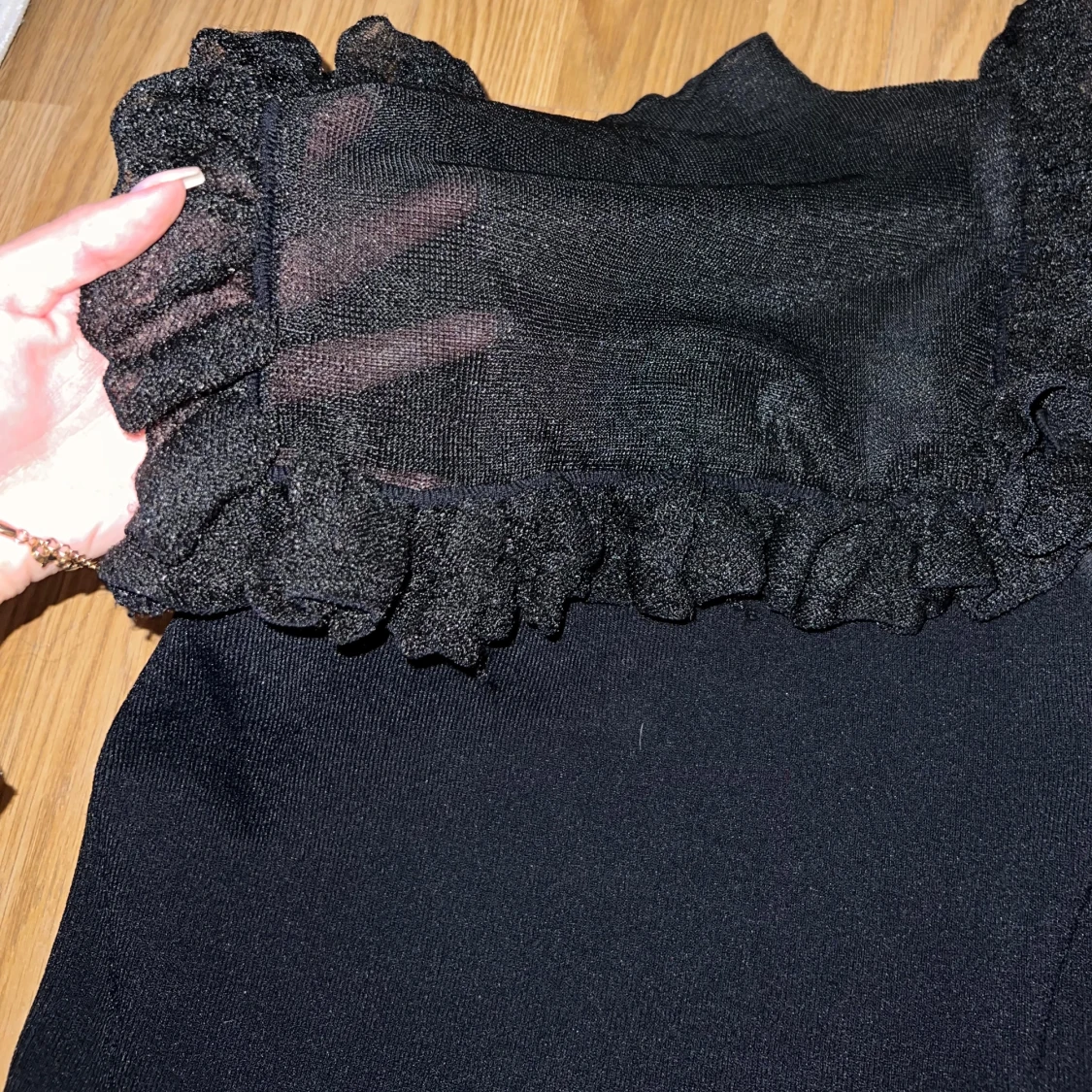 Svart topp med volangdetaljer - 91