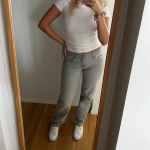 Low waist jeans, Gina Tricot  - Supersnygga lågmidjade jeans från Gina Tricot🩷 Storlek 40✨ Jag är 178 cm för referens