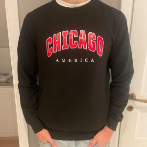 Svart Chicago Sweatshirt ⭐️ - Minns ej org pris eller vars den är köpt Använd få gånger ✅