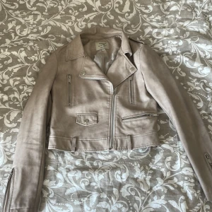 Skinnjacka  - Säljer på grund av att jag har två likadana jackor.Den är som ny och är i storleken S men sitter som Xs. kan diskutera pris!!