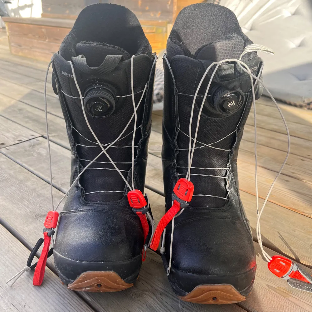 Säljer ett par svarta Burton Photon BOA snowboardboots i mycket bra skick. De har en smidig snörning med BOA-system. Storlek 42 EU.. Skor.