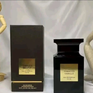 Tobacco Vanille Eau de Parfum - Säljer en lyxig parfymflaska från Tom Ford, Tobacco Vanille. Flaskan är elegant svart med en guldig etikett och rymmer 100 ml. Doften är en rik blandning av tobak och vanilj, perfekt för höst och vinter. Kommer i en stilren svart kartong. Perfekt för den som vill ha en sofistikerad och varm doft. Hade varit en jätte bra Julklapp för de som gillar parfymer! Har 7 st i Lager helt nya. Kostar 1850 men säljs för 900