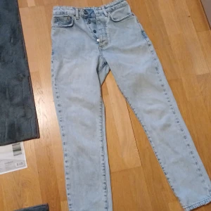 Ljus blå jeans från bik bok  - Köpte dessa jeans på bik bok men jag drog av prislappen för tidigt borde testat de först