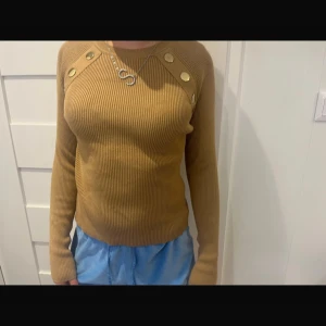 Beige tröja med fina detaljer🔥💝 - En super fin och lyxig tröja som tyvärr är för liten🥲🩷 Storlek osäker men mellan xxs och xs. Inga fläckar eller liknande👍 Pris kan diskuteras🙌
