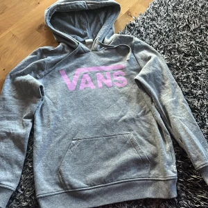 Vans Hoodie  - Fin Vans hoodie bara använd ett fåtal gånger så den är som ny 