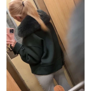 meotine mörkgrön - Meotine jacka i färgen mörkgrön, inga defekter. Skriv för fler bilder och priset kan diskuteras💗💗