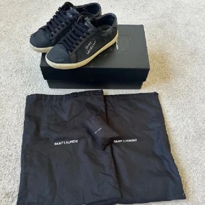Saint Laurent (YSL) skor - Storlek 39 (passar 40), skick 8/10. Finns sko påse till vardera sko, extra snören tyvärr ingen original låda kvar. Pris kan diskuteras vid snabb affär.