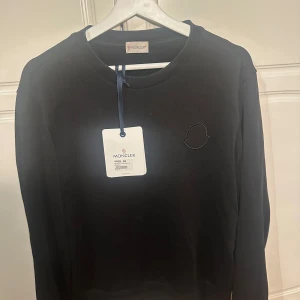 Moncler Sweatshirt - Strlk S, sitter TTS om inte något större. Använd ett fåtal gånger så i mycket fint skick. Köpt på NK i Göteborg. Kvitto och tags finns kvar! Köpt för 4499.