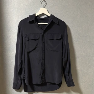 Polo Ralph Lauren Skjorta - Jag säljer en riktigt snygg Ralp Lauren skjorta i marinblå färg. Skjortan är i ett tunnare material vilket får den att kännas skönare och man känner sig mer ”fri”. Tunnt och elastiskt matrial som är väldigt skönt! Skick 9/10. Storlek S