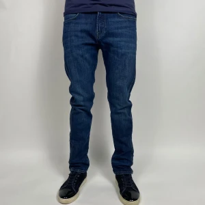 Massimo Dutti jeans 31/32 - Massimo Dutti jeans 31/32 | Passform slim fit Midjemått - 41 cm  Benets längd - 105 cm  Fotvidd - 18 cm  Hör av dig vid frågor!